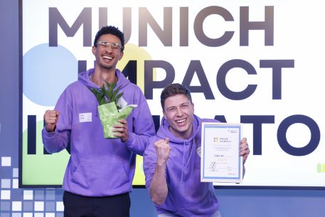 zwei Männer auf der Bühne