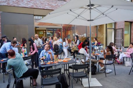 Gäste im Innenhof der VHS im Einstein