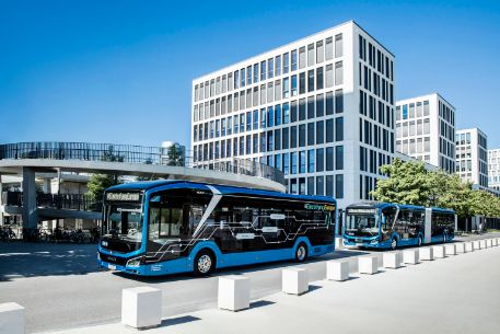 MVG-Busse stehen vor dem Aufgang zum Arnulfsteg