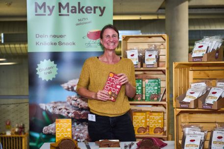 Gründerin präsentiert ihre Produkte