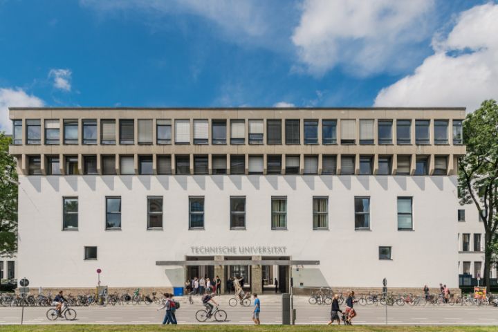 Hauptgebäude der TUM in der Arcisstraße, Fassade, davor Fußgänger und Radfahrer