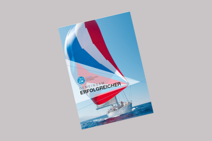 Titelfoto mit Segelboot und Crew auf dem Wasser