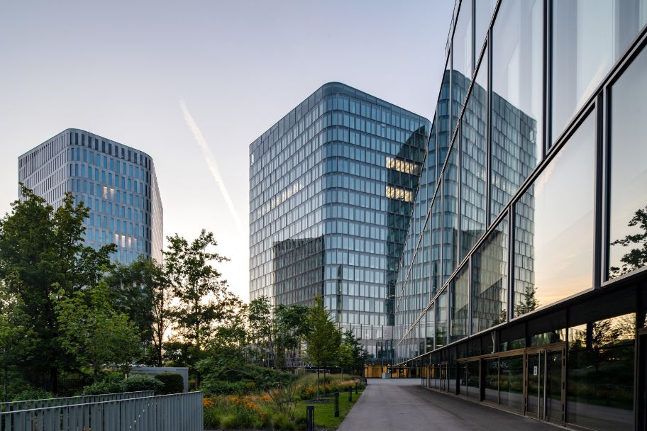 Die Hochhäuser Bavaria Towers in München, genannt auch Bogenhauser Tor, im Abendlicht