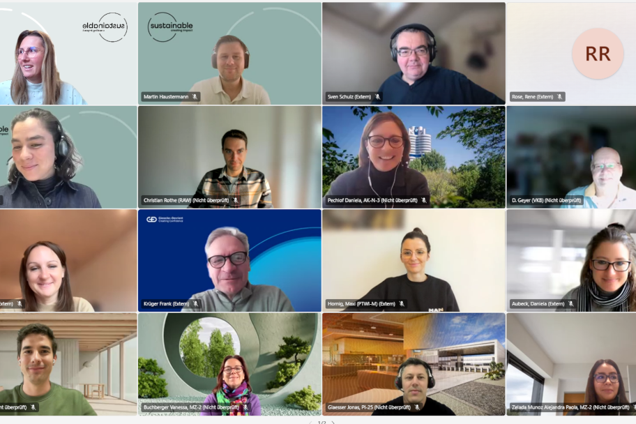 Sechzehn Kacheln einer Online-Konferenz mit Gesichtern