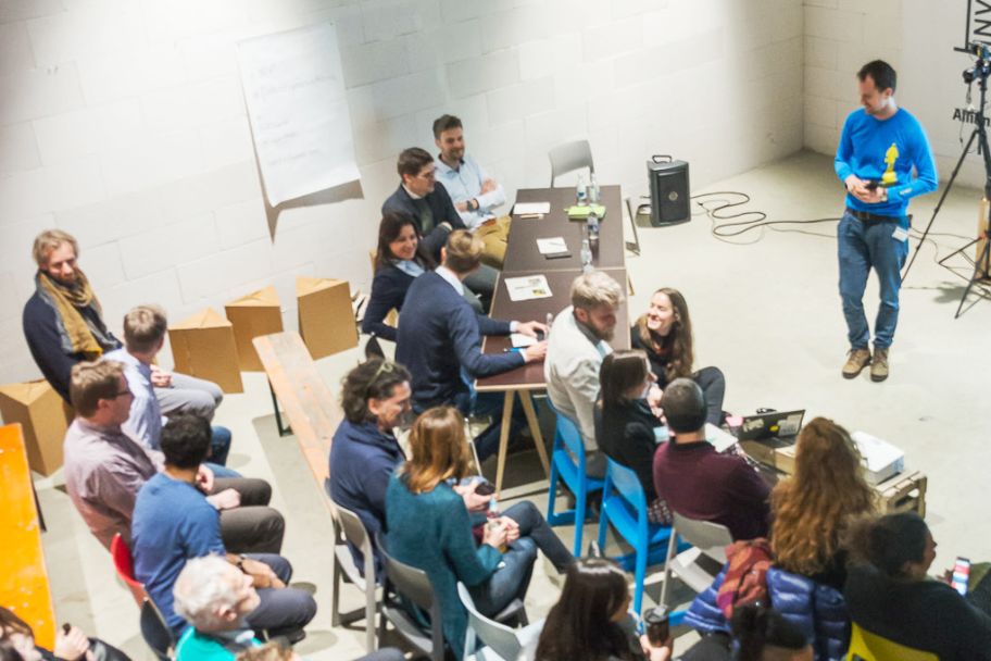 Bei einer Veranstaltung: Publikum mit Referent im Impact Hub Munich