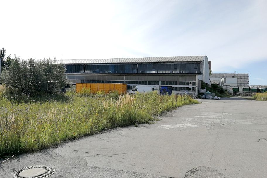 Gewerbefläche mit Halle im Hintergrund