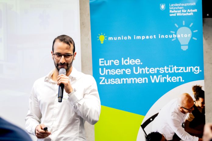 Munich Impact Incubator 2024 - Teilnehmer auf der Bühne mit Micro