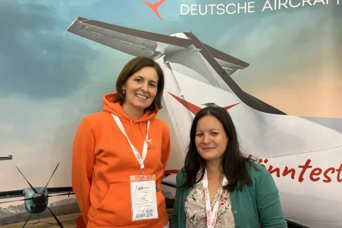zwei Frauen vor Bildmotiv von Deutsche Aircraft