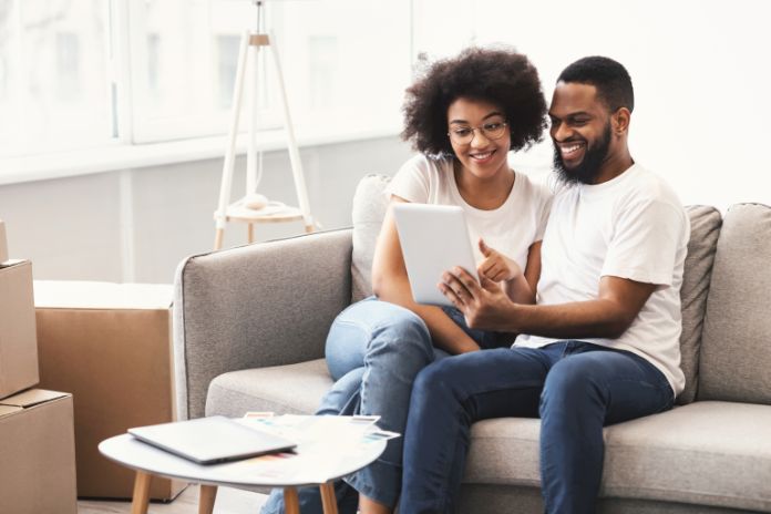 Paar schaut gemeinsam auf ein Tablet