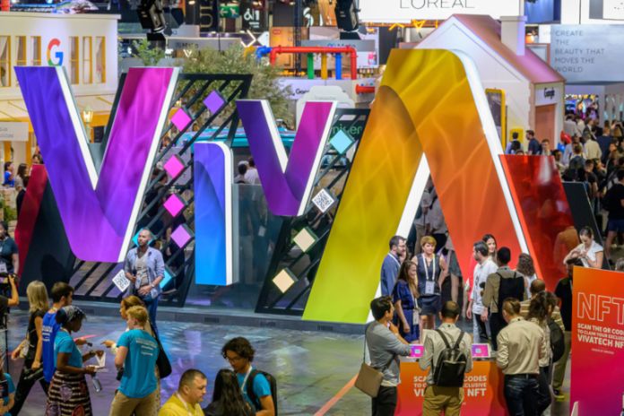 Halle mit Menschen und knallbuntes Logo VIVA