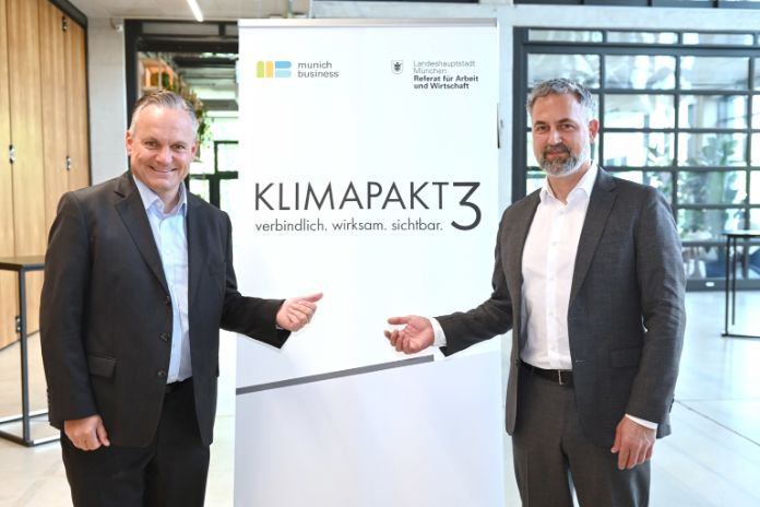 Wirtschaftsreferent C. Scharpf und Professor A. Levermann vor Klimapakt 3-Logo