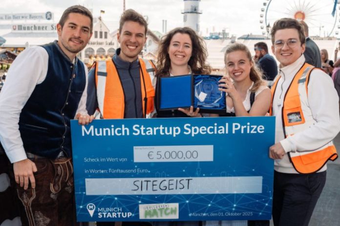 Team von Sitegeist auf der Wiesn mit Scheck des Munich Startup Special Prize 2025