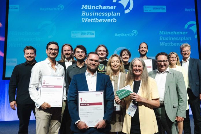 Gruppenbild mit allen Siegerteams im Münchener Businessplan Wettbewerb 2025