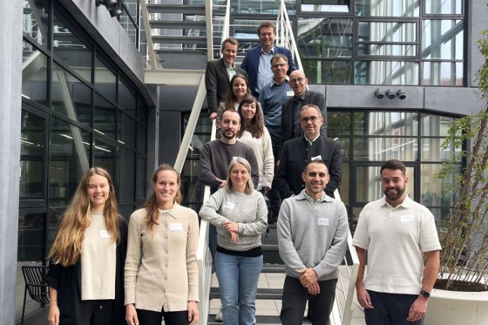 Vertreter*innen der Betriebe auf einer Treppe im Innenhof des Munich Urban Colab