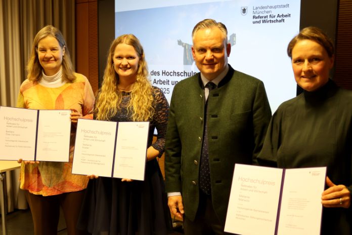 Wirtschaftsreferent Dr. Scharpf mit Preisträgerinnen und Professorin (in Vertretung)