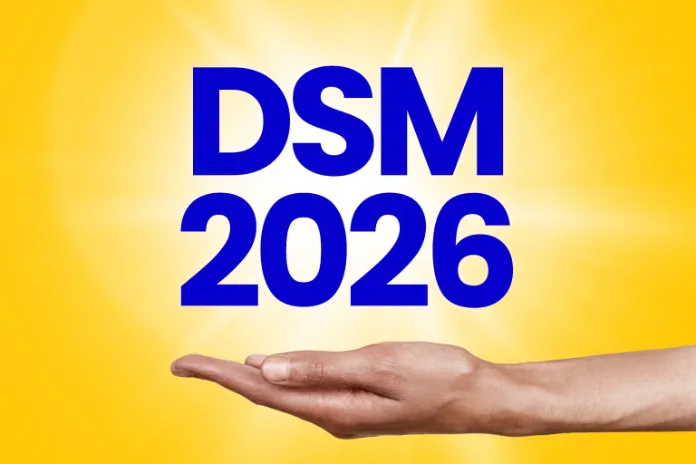 Eine Hand hält die Buchstaben DSM 2026