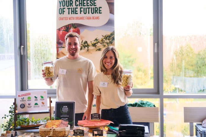 zwei Food-Gründer-Personen am Stand
