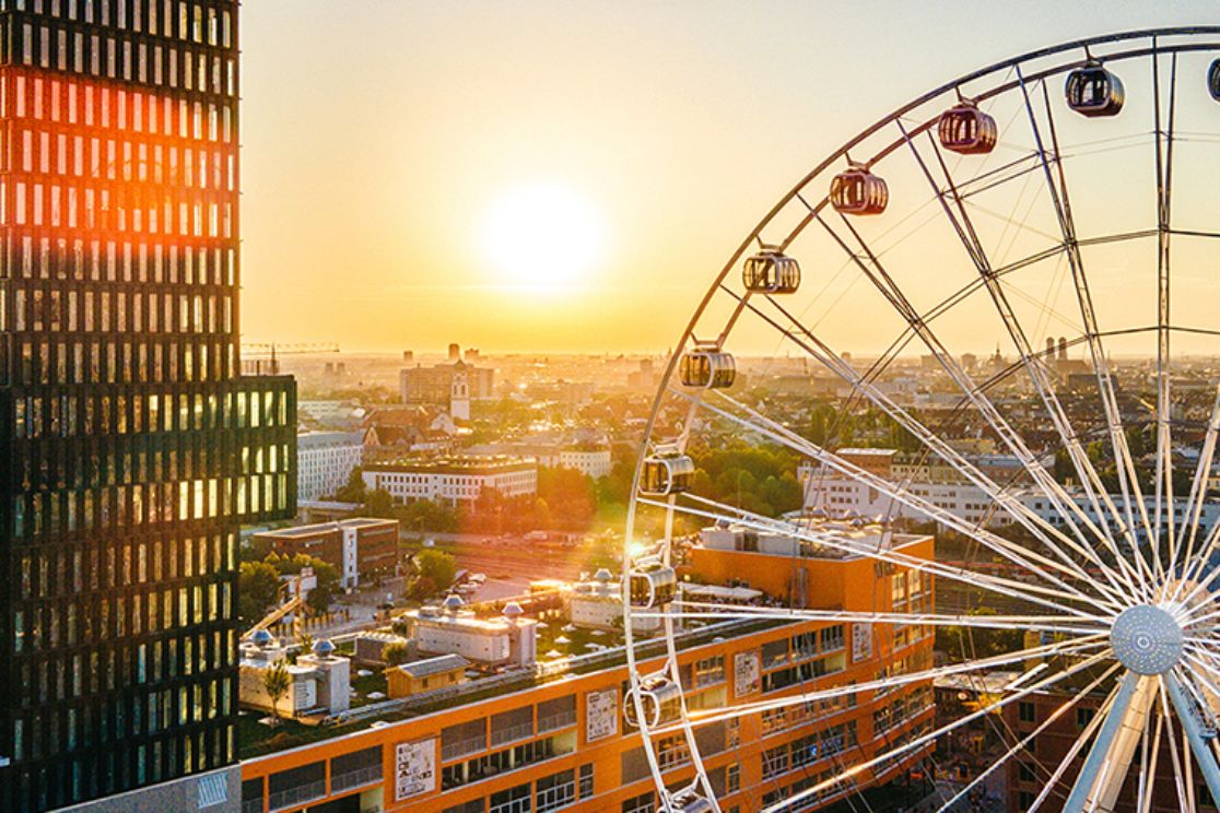Rund um das Riesenrad „Umadum“ im Werksviertel-Mitte dreht sich am Samstag alles um unsere Demokratie. Bei der Langen Nacht der Demokratie können Interessierte bei freier Fahrt auch in den Gondeln des Riesenrads über Politik und Gesellschaft diskutieren.