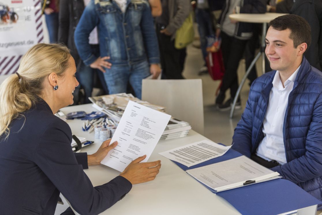 Azubi bewirbt sich um offene Ausbildungsstellen