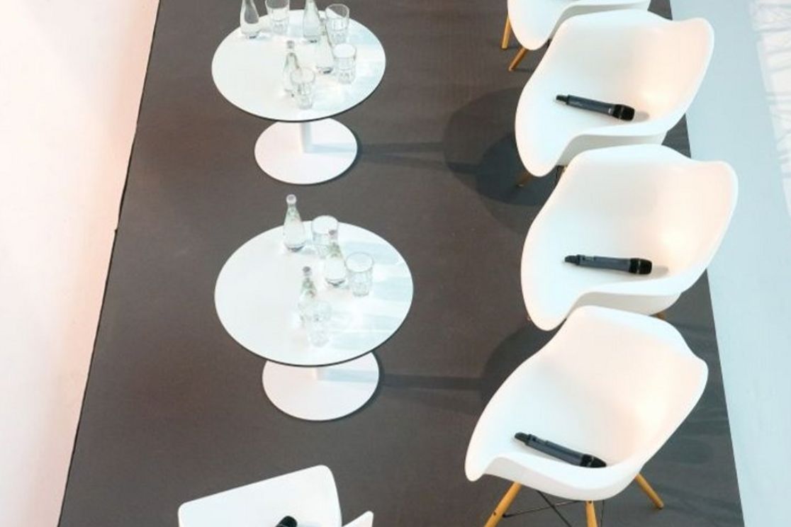 Podium für Panel-Teilnehmer beim Branchentreffen