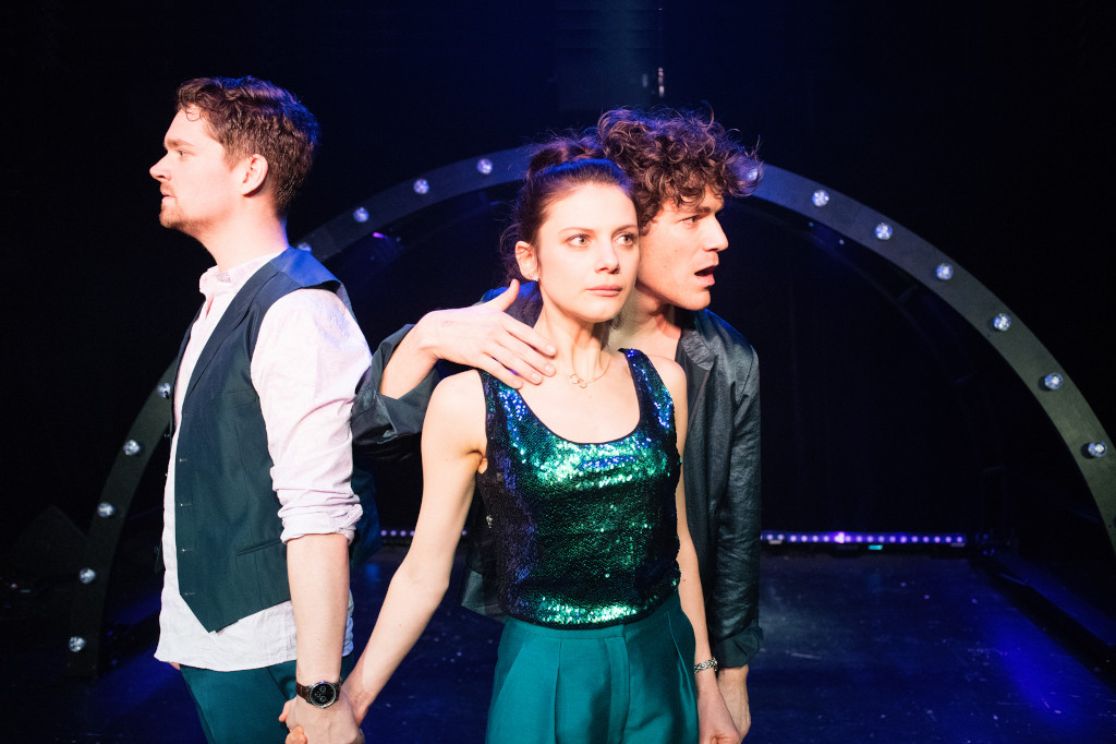 eine Schauspielerin und zwei Schauspieler auf der Bühne im Münchner Volkstheater