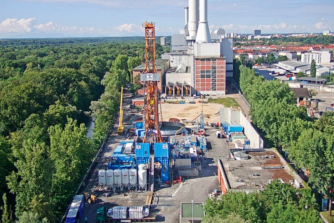 Luftbild auf die Geothermie-Bohrung am SWM Heizkraftwerk Süd mit den beiden Türmen im Hintergrund, Juni 2018