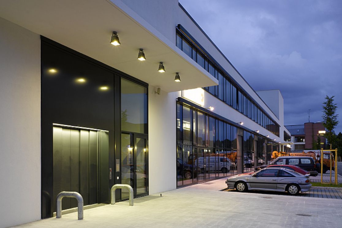 Fassade des Gewerbehofes Westpark mit Eingang und parkenden Autos