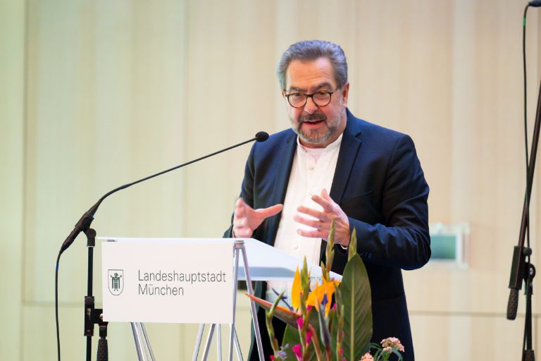 Detlev Langer, Stadtdirektor Hochbau des Baureferats, Detlev Langer steht an einem Pult mit Mikrofon.