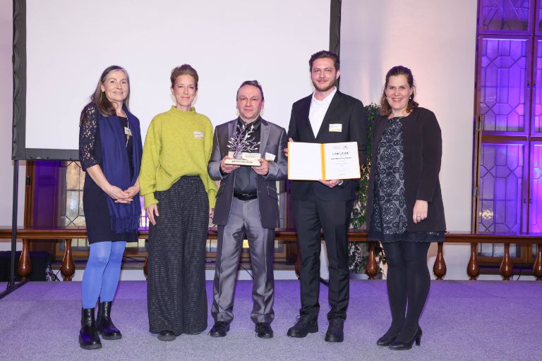 v.l.: Mechthild Laier (SkF München e.V)  Sandra Hédiard (LESEZEICHEN), André Eisoldt (gkk DialogGroup GmbH), Tautvydas Haji Bigli (gkk DialogGroup GmbH), Verena Dietl (Bürgermeisterin)