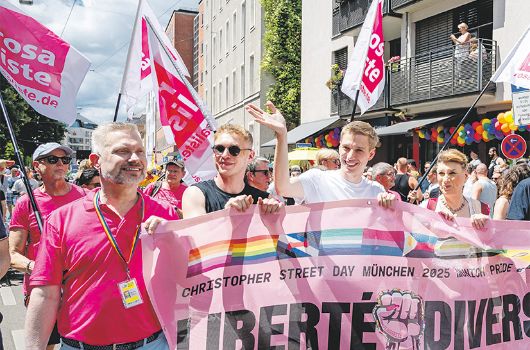 OB Dominik Krause und weitere Personen bei der Parade zum Christopher Street Day 2025