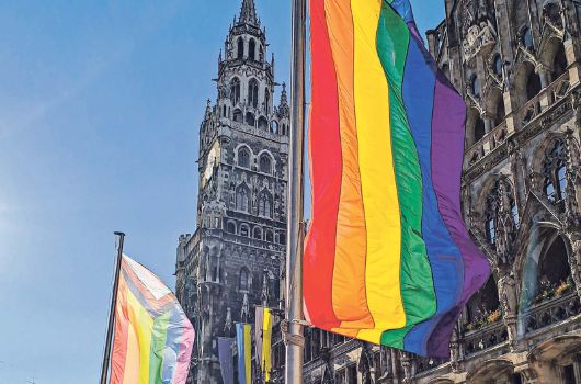 Regenbogen-Beflaggung vor dem Rathaus