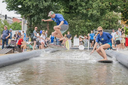 Wasserspaß auf dem Skimboard