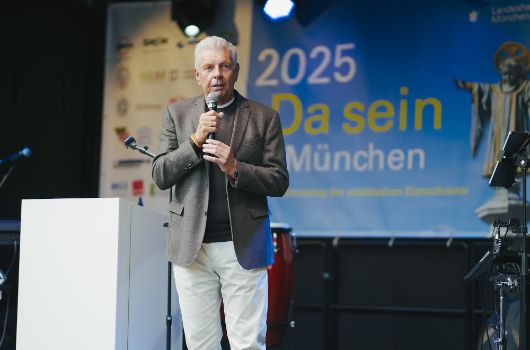 Oberbürgermeister Dieter Reiter auf der Bühne des Aktionstages "Da sein für München" 2025