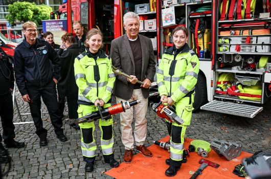 OB Dieter Reiter und Feuerwehrkräfte mit Kfz-Öffnungsscheren