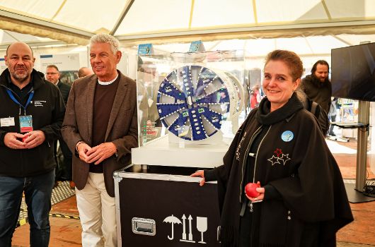 OB Dieter Reiter, Baureferentin Dr. Ing. Jeanne-Marie Ehbauer und Hauptabteilungsleiter Alexander Kressierer  vor Modell einer Tunnelbohrmaschine
