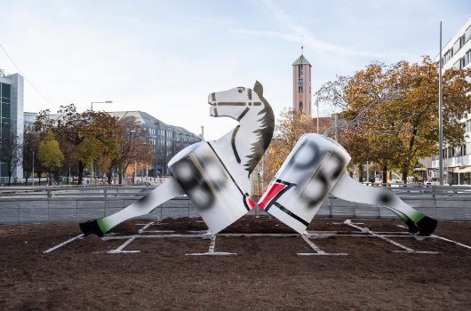 Skulptur „PS (Horsepower)“