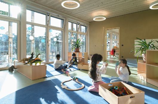 Die Gruppenräume sind nach Süden orientiert und sehr gut belichtet. Die warmen Farben der Holzdecken und Lehmwände schaffen eine angenehme Atmosphäre.