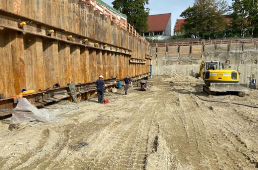 Anspannen der zweiten Ankerlage im Bereich der Spundwand Schusterbau 