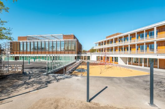 Süd-Ansicht auf den Sporttrakt und die Mittelschule mit Pausenhof