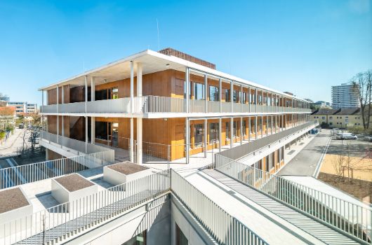 Nord-West-Ansicht mit Lichthof Foyer