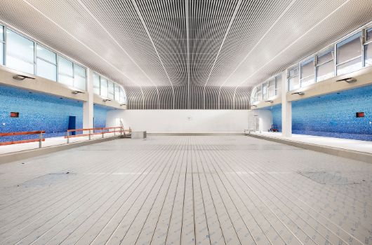 Sporttrakt mit Schwimmhalle im ersten Untergeschoss