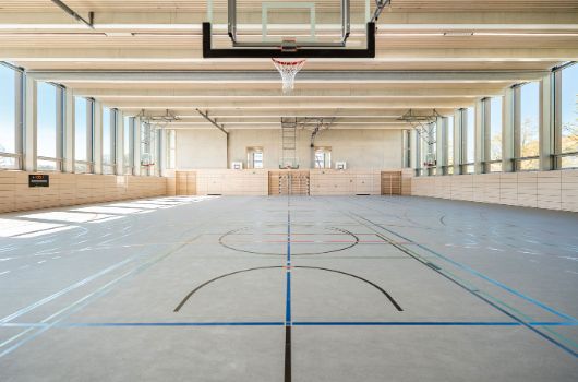 Sporttrakt mit Sporthalle im ersten Obergeschoss