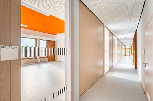 Offenes Lernhauskonzept mit Blick vom Flur in einen Klassenraum