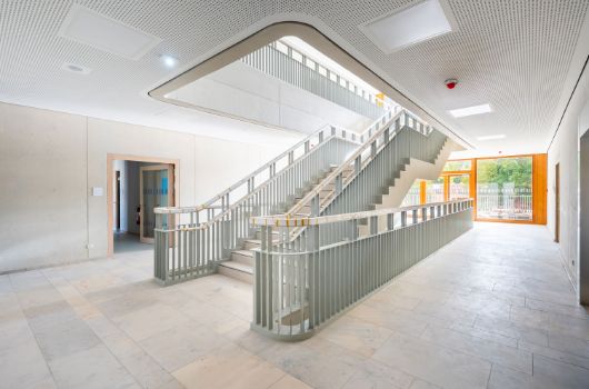 Zentrales Treppenhaus der Mittelschule