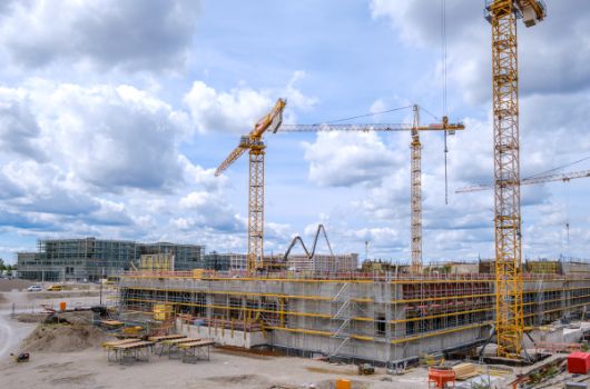 Rohbau Ansicht von Osten, im Hintergrund die Schule Süd