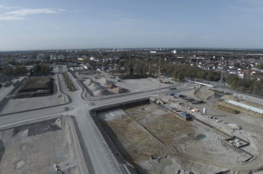 westlich der Baugrube ist die Recyclingbaustoffe zu sehen