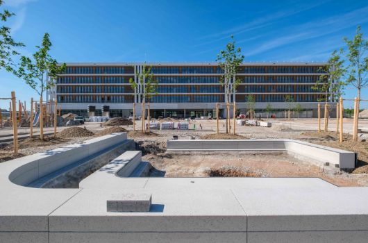 Blick auf die Nordfassade und im Vordergrund das zukünftige „Grünes Klassenzimmer“