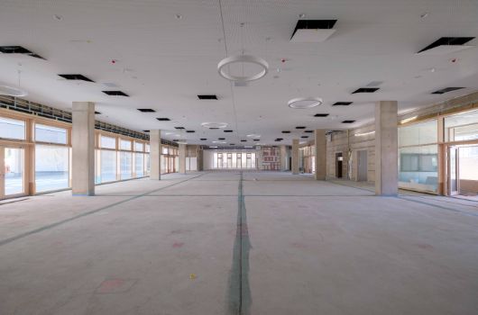 Zukünftiger Speisesaal mit dem Haupteingang auf der rechten Seite und dem Pausenbereich auf der linken Seite.