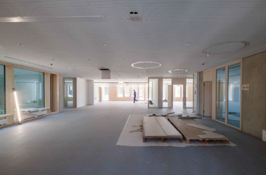 Blick in das Forum Lernhaus mit angrenzendem Teamraum rechts