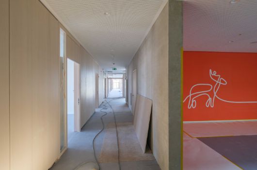 Blick in den Flur des Lernhauses mit der Garderobe rechts